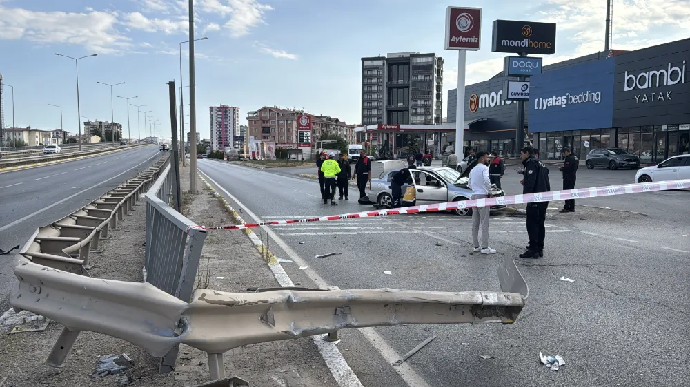 İki otomobilin çarpıştığı kazada 1 kişi öldü, 3 kişi yaralandı