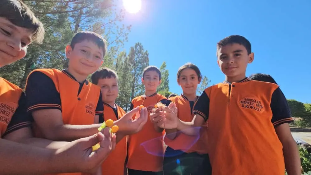 İlkokul öğrencileri meyve bahçelerinde üretim yapıyor