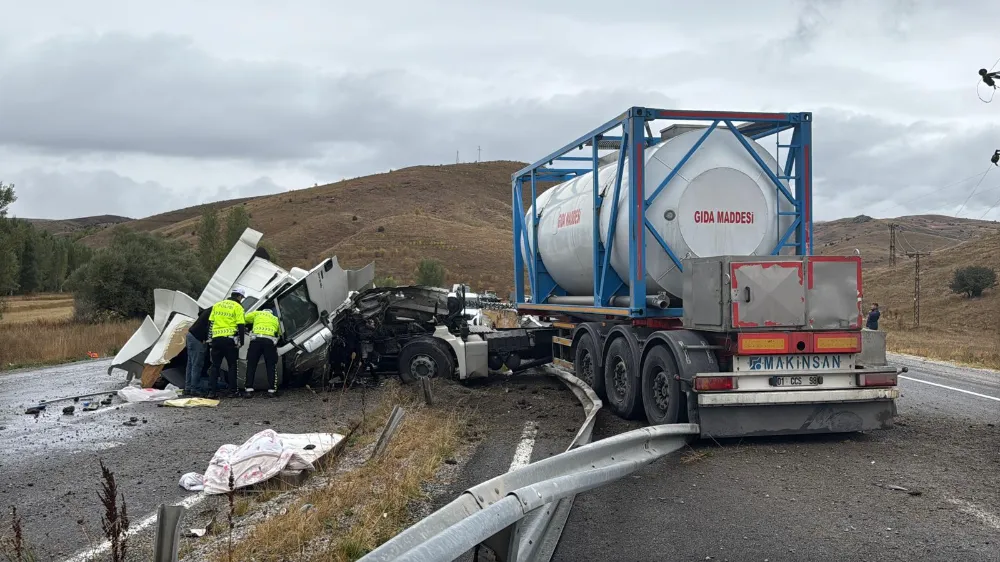 Yolcu otobüsü ile tırın çarpıştığı kazada 20 kişi yaralandı