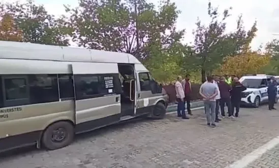 Ağaca çarpan dolmuş minibüsteki 13 öğrenci yaralandı