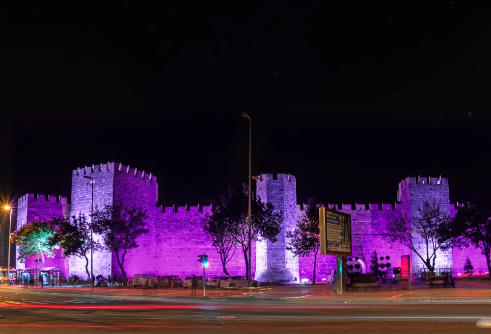 Kayseri Kalesi, mor renge büründü