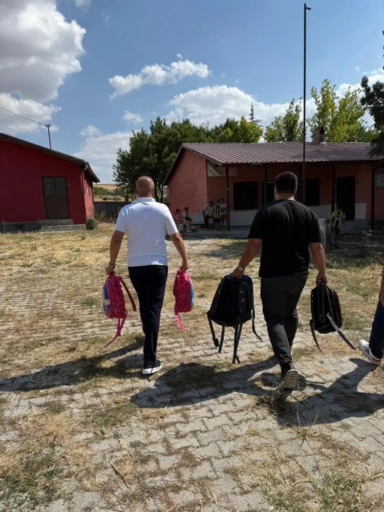 Hayırseverden 700 öğrenciye eğitim seti