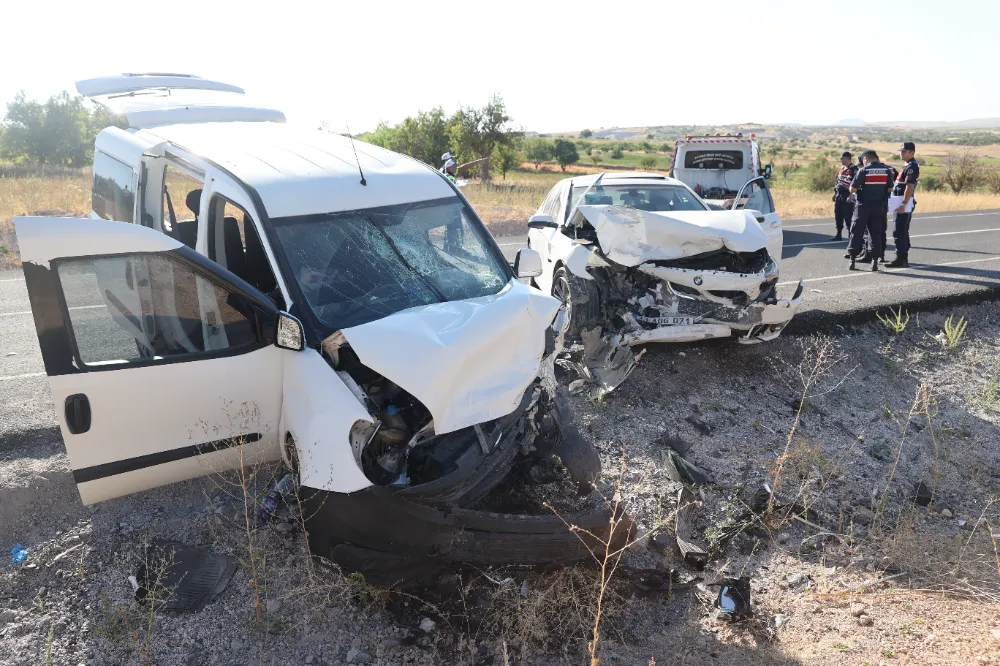 Otomobil ile hafif ticari aracın çarpıştığı kazada 14 kişi yaralandı