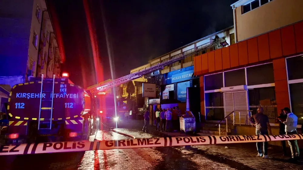 Yangında hırdavat dükkanı kullanılamaz hale geldi