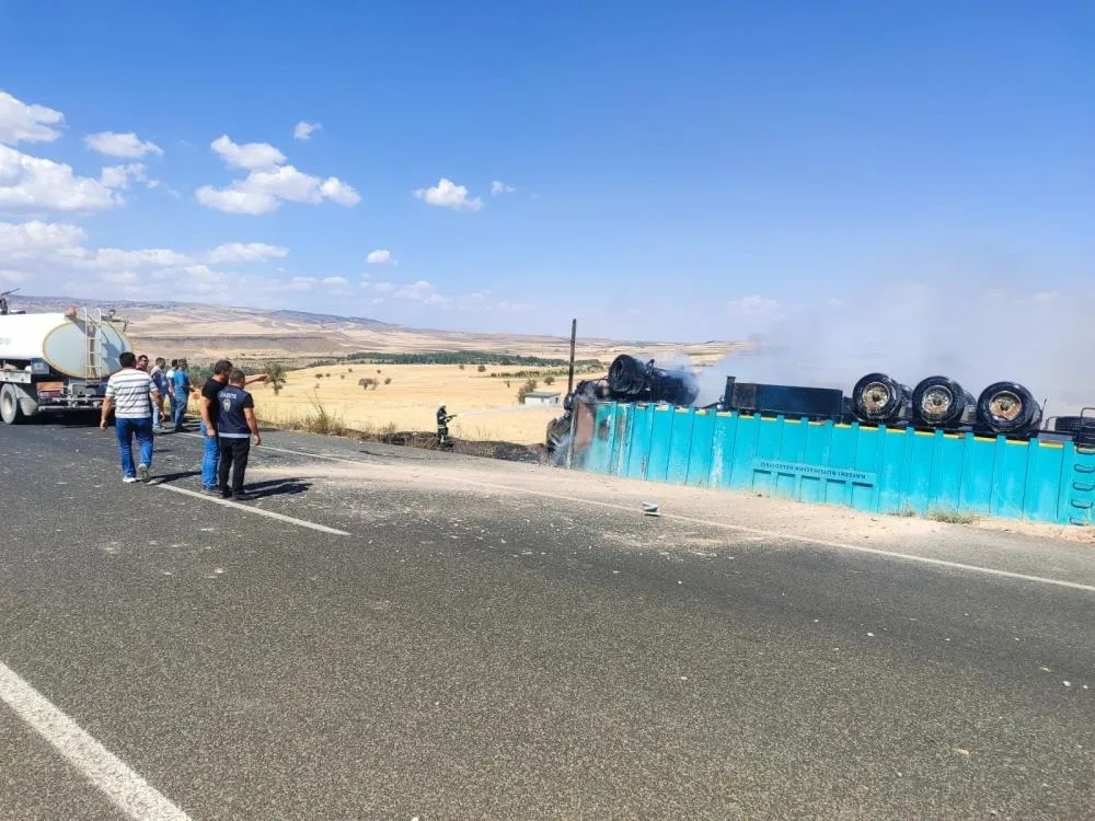 Şoför yan yatıp yanan tırdan atlayarak kurtuldu