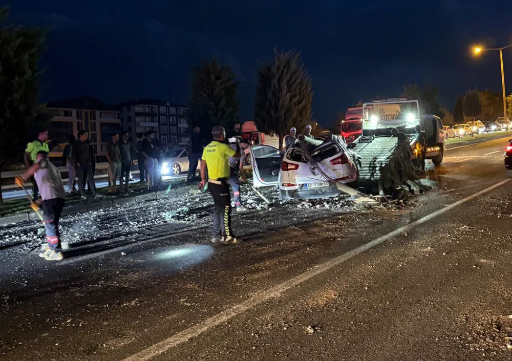 Aydınlatma direğine çarpan otomobilin sürücüsü yaralandı
