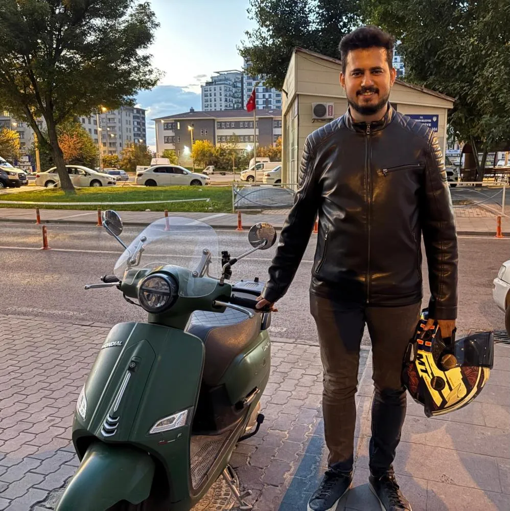 Motosikletli gezgine önce hakaret ettiler sonra taşla kovaladılar