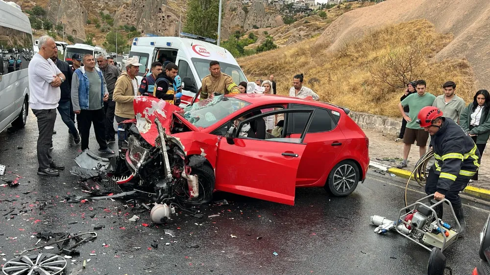 Çarpışan otomobil ile tur minibüsündeki 6 kişi yaralandı