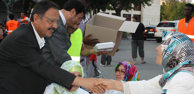 AK PARTİ YÖNETİMİ İFTARDA BİR ARAYA GELDİ