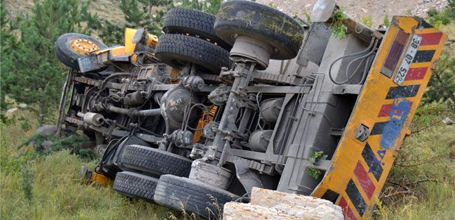 FRENİ PATLAYAN VİNÇ ŞARAMPOLE UÇTU: 2 YARALI