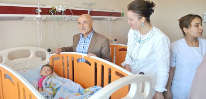 AK PARTİ TEŞKİLATI ÇOCUK HASTANESİNİ ZİYARET ETTİ