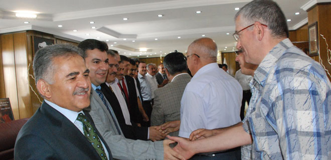 BELEDİYE ÇALIŞANLARININ BAYRAMLARINI KUTLADI