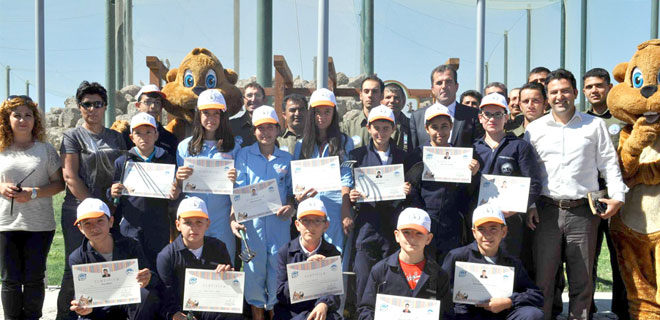 HAYVANAT BAHÇESİNİN MİNİK BAKICILARI 