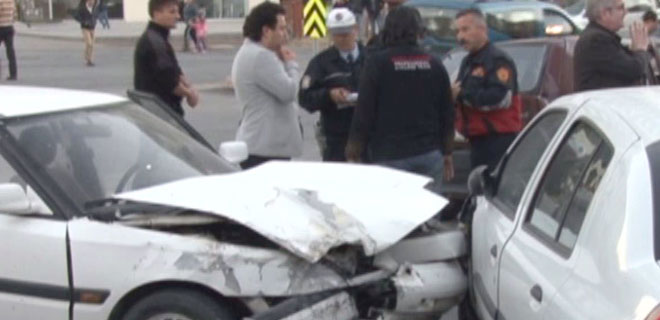 ÜÇLÜ KAVŞAKTA KAZA İKİSİ ÇOCUK, 6 KİŞİ YARALANDI