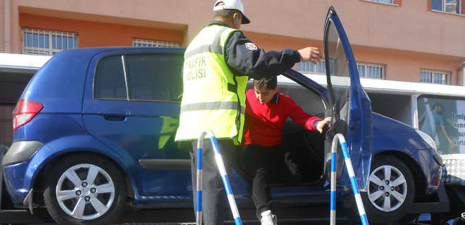 `EMNİYET KEMERİ`NİN FAYALARI UYGULAMALI ANLATILDI