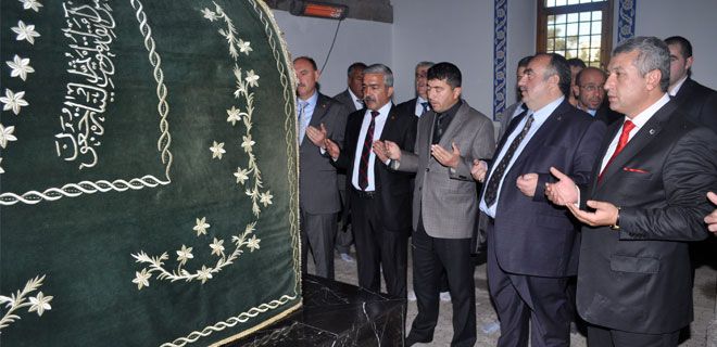 BAŞKAN EKE  ADAYLARINI YANINA ALIP TÜRBE VE ŞEHİŞTLİK ZİYARETİNE ÇIKTI