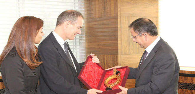 BAŞKAN ÖZHASEKİ İNGİLİZ DİPLOMATI KABUL ETTİ