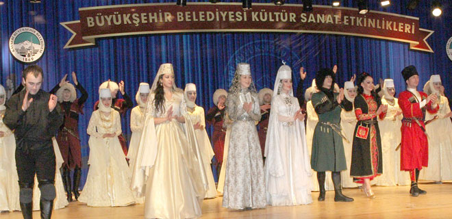 ÇERKES DANSLARI İLE BÜYÜLEDİLER