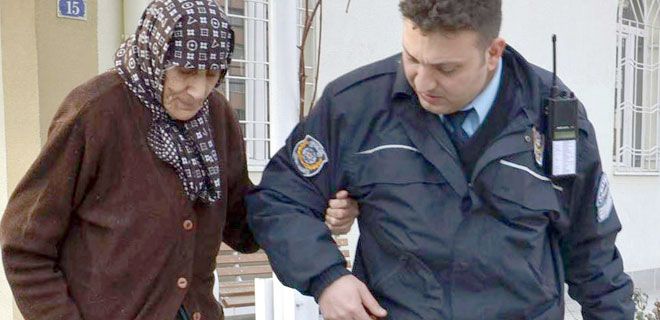 91 YAŞINDAKİ KADINI EVDEN ATTILAR 