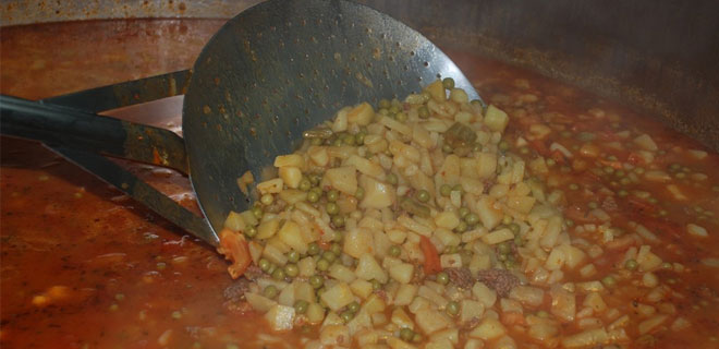 MELİKGAZİ BELEDİYESİ YAŞLILARIN YEMEĞİNİ EVİNE GÖTÜRÜYOR