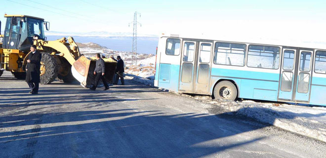 KAYSERİ`DE AKILALMAZ KAZA: 3 YARALI