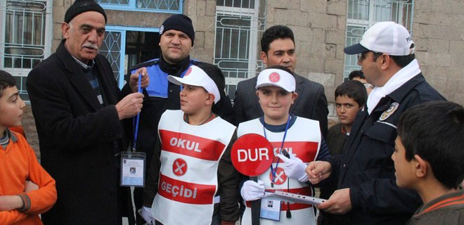 GÖNÜLLÜ OKUL GEÇİT GÖREVLİLERİ İŞBAŞINDA