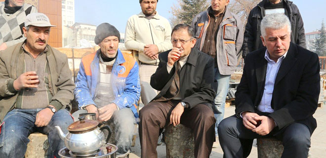 GÜNE SICAK ÇAY VE SAMİMİ SOHBETLE BAŞLADI