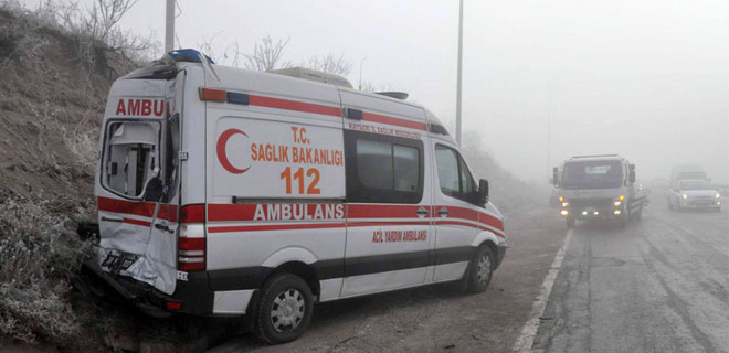 SİS VE BUZLANMANIN YOL AÇTIĞI KAZA
