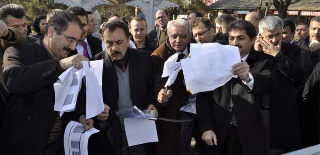 BORDRO YAKIP, MAAŞLARINI PROTESTO  ETTİLER