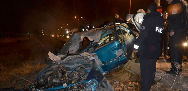 OTOMOBİL AĞACA ÇARPTI: 2 ÖLÜ, 1 AĞIR YARALI