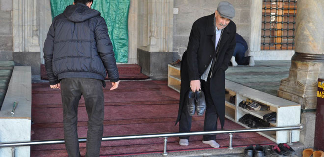 AYAKKABI HIRSIZI KAMERAYA YAKALANDI