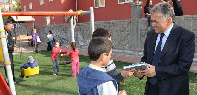 :    PARKLARDA ÇOCUKLARA  SATRANÇ KİTABI DAĞITTI