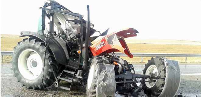 TIR DEVRİLDİ TAŞIDIĞI TRAKTÖRLER YOLA SAÇILDI