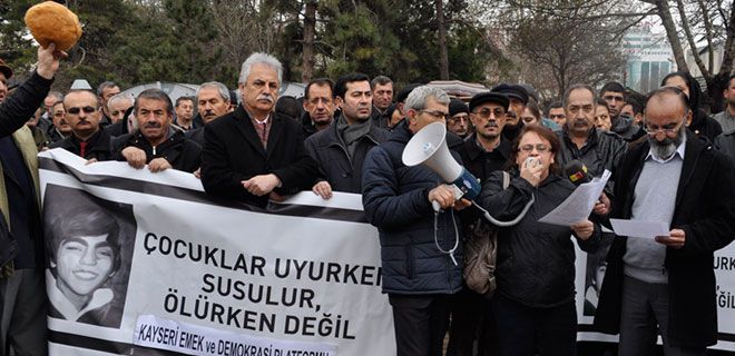 BERKİN İÇİN KARANFİL BIRAKTILAR