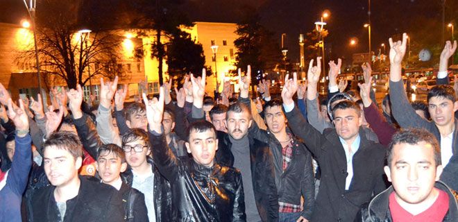 KAYSERİ ÜLKÜ OCAKLARI ŞEHİTLER İÇİN YÜRÜDÜ 