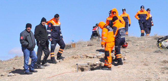 DEFİNECİ GENÇLER GÖÇÜK ALTINDA