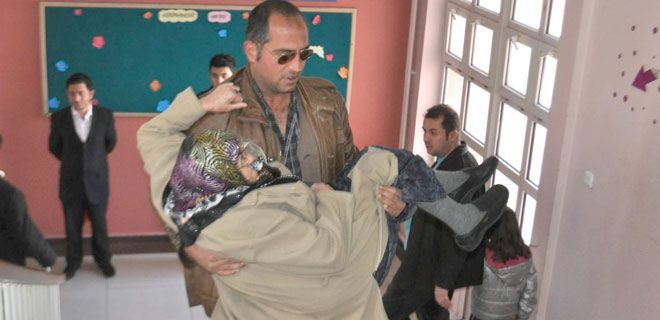 TORUNUNUN KUCAĞINDA OY KULLANMAYA GELDİ