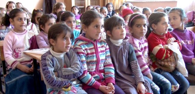 SURİYELİ  ÇOCUKLAR OKULLU OLDU
