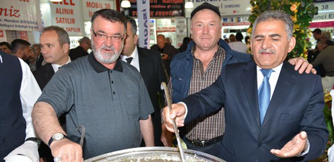 YERALTI ÇARŞISINDA 2000 KİŞİYE AŞURA İKRAM ETTİ