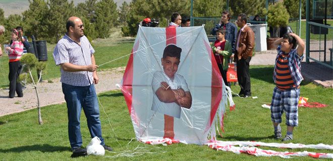 GÖKLERDE  UÇURTMALARA YER AÇTI