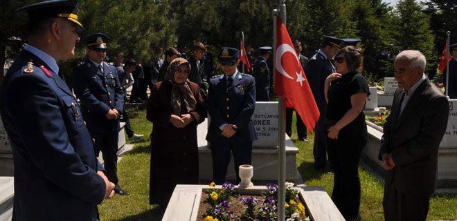 GARNİZON KOMUTANI GÖZYAŞLARINI TUTAMADI