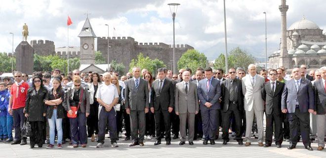 GENÇLİK  BAYRAMI`NA SÖNÜK  TÖREN 