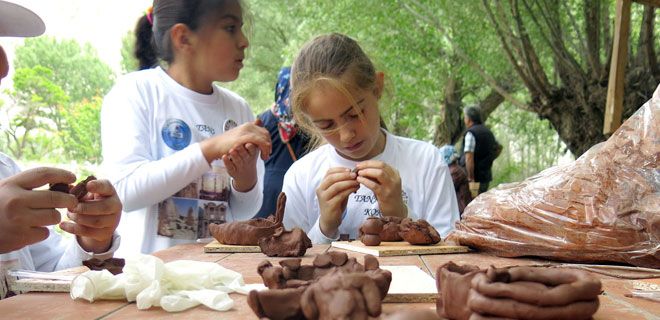 ÖĞRENCİLER ASURCA YAZMAYI ÖĞRENDİ