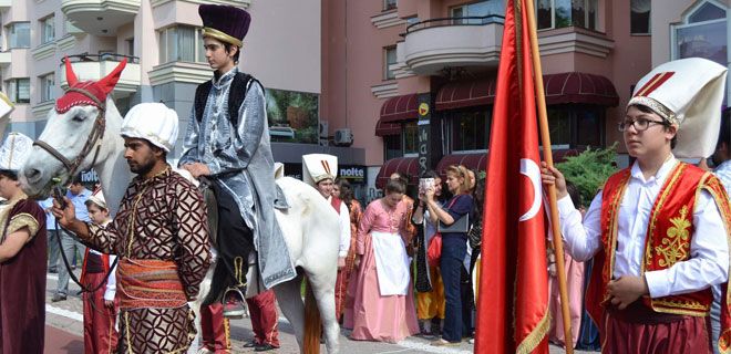 ERCİYES KOLEJİ ÖĞRENCİLERİNDEN FETİH YÜRÜYÜŞÜ