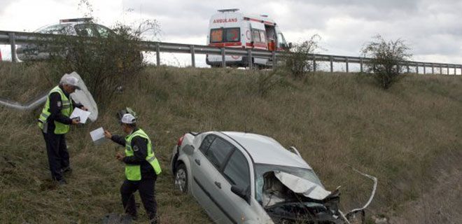 OTOMOBİL ŞARAMPOLE YUVARLANDI: 1 ÖLÜ, 1 YARALI