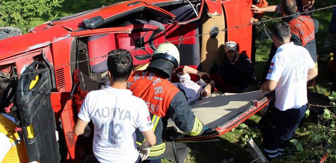 OTOMOBİL ŞARAMPOLE YUVARLANDI: 3 YARALI