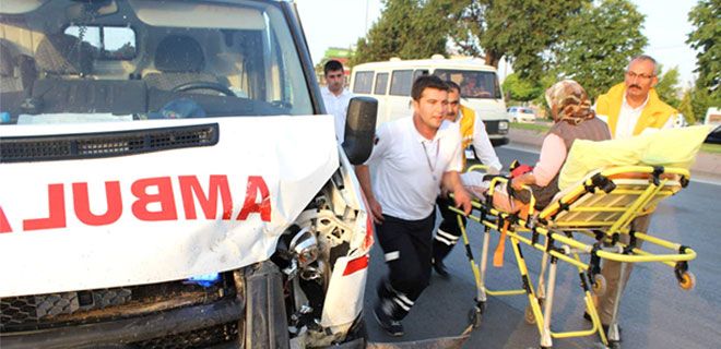 HASTA TAŞIYAN AMBULANS KAZA YAPTI: 6 YARALI