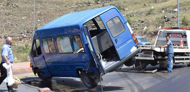 TRAFİK KAZASI: 2 YARALI