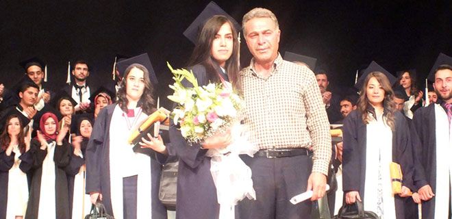 GENÇ MİMARLARIN MEZUNİYET SEVİNCİ