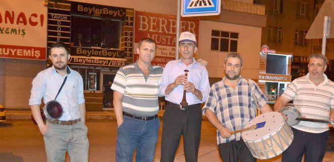 ORKESTRA İLE SAHURA KALDIRIYORLAR